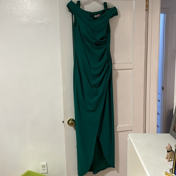 Calvin Klein formal dress. Built in corset. Green. Size 4 - Picture 7 of 7